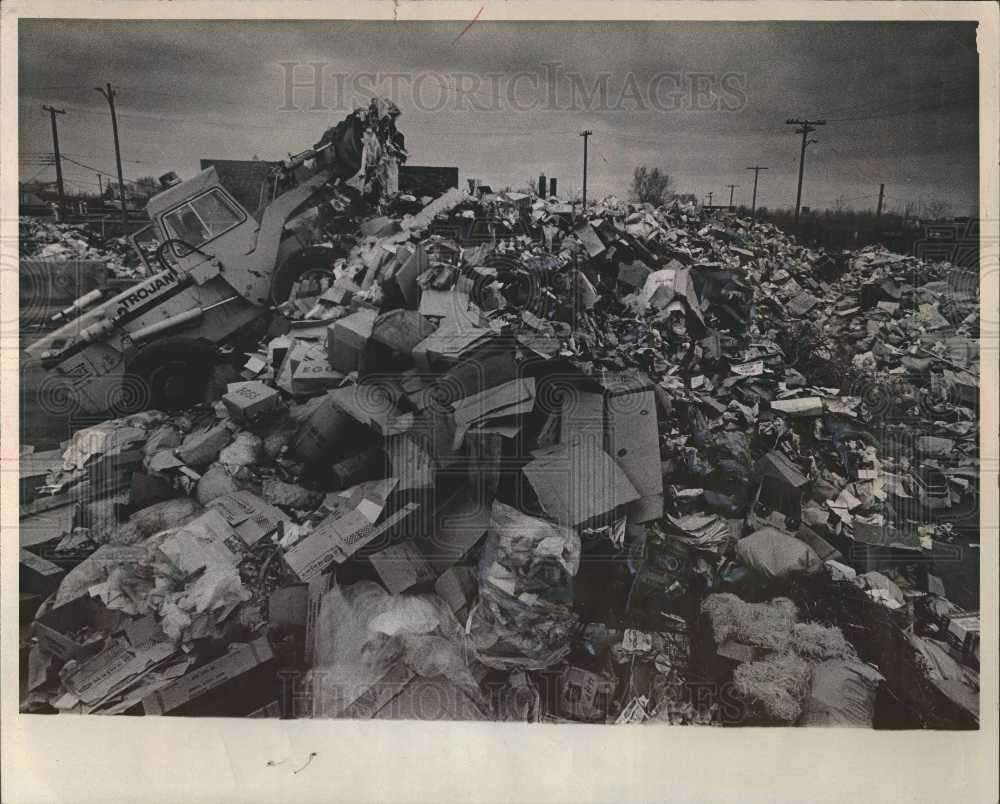1971 Press Photo Garbage Waste Disposed material - Historic Images