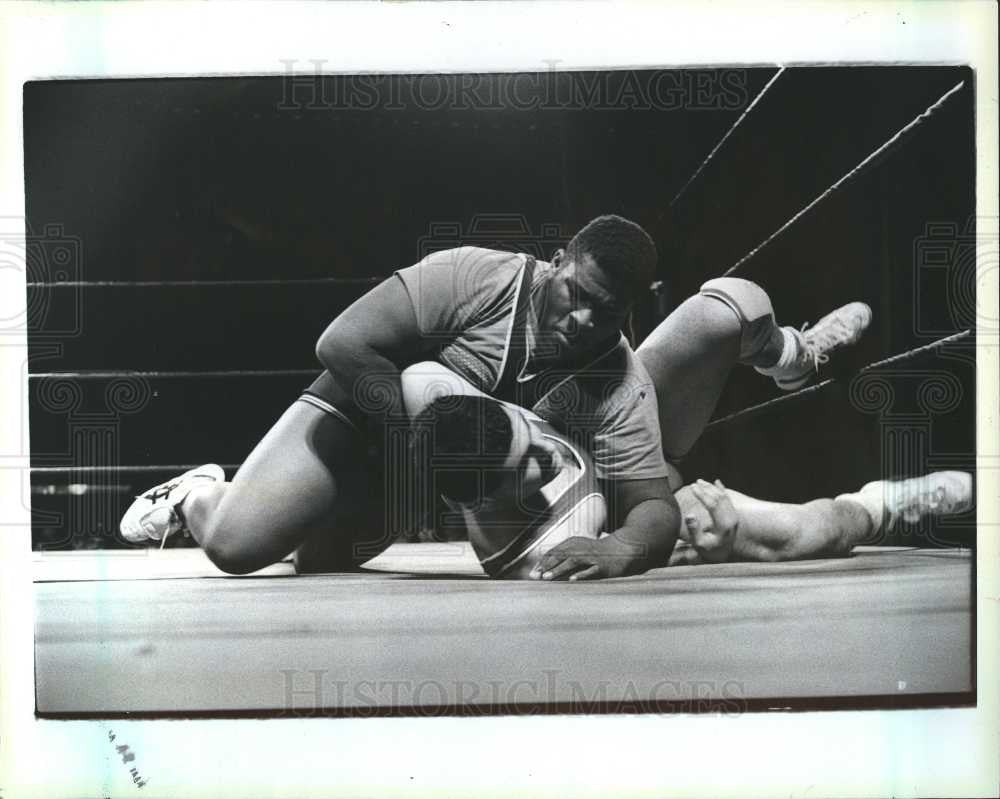 1986 Press Photo Lyle Burrell Phil Abdoo wrestling - Historic Images