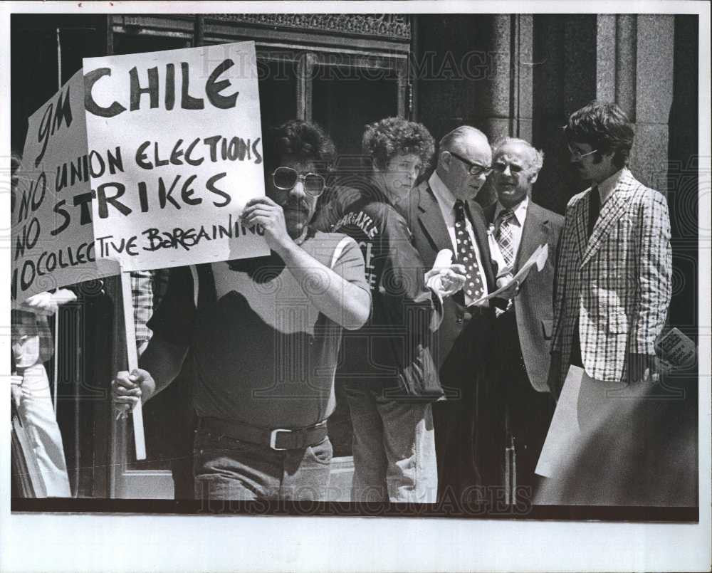 1976 Press Photo GM protest shareholders annual meeting - Historic Images