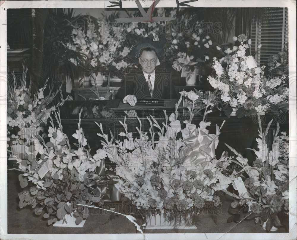 1950 Press Photo Albert Cobo Mayor flower  well-wishers - Historic Images