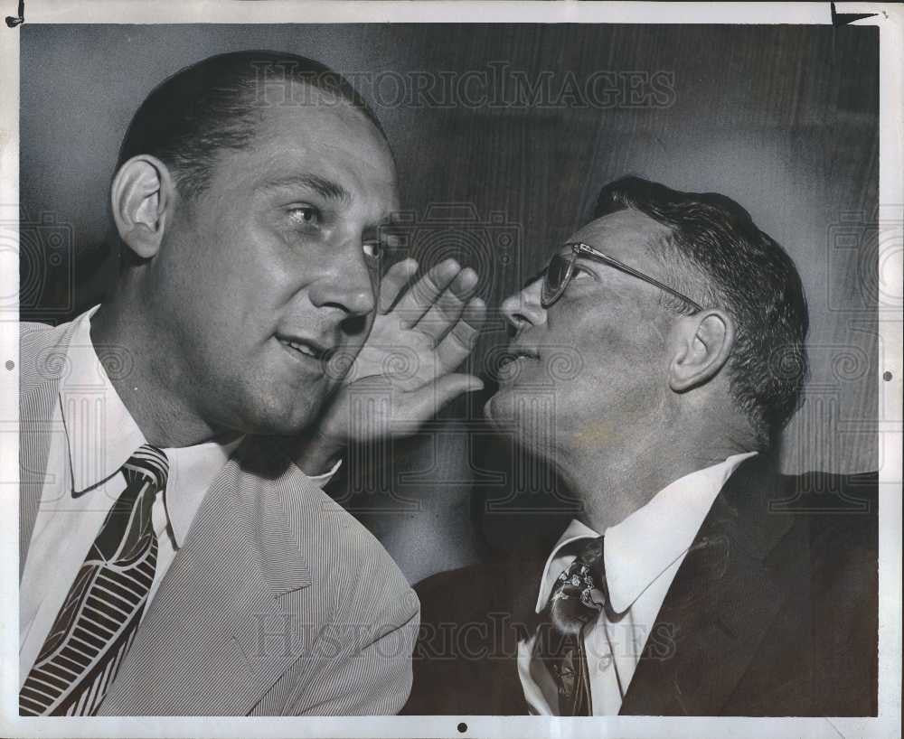 1951 Press Photo Moose Krause Dutch Clark conversation - Historic Images