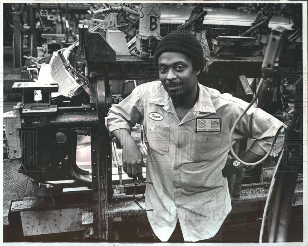 1982 Press Photo Frank Weaver General Motors Employee - Historic Images