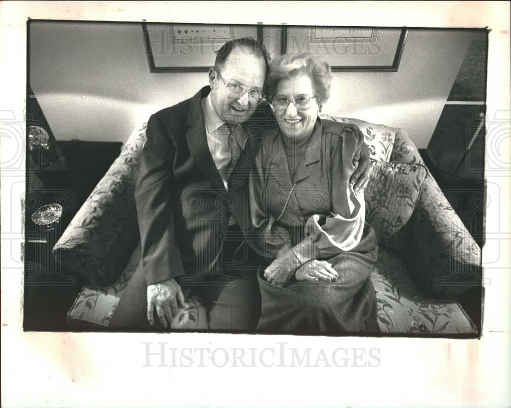 1987 Press Photo Wanda Martinkowski Donald Logan plant - Historic Images