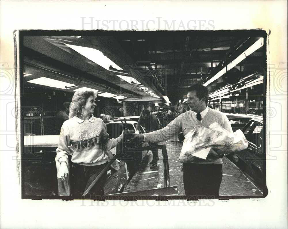 1987 Press Photo General Motors Fleetwood plant worker - Historic Images