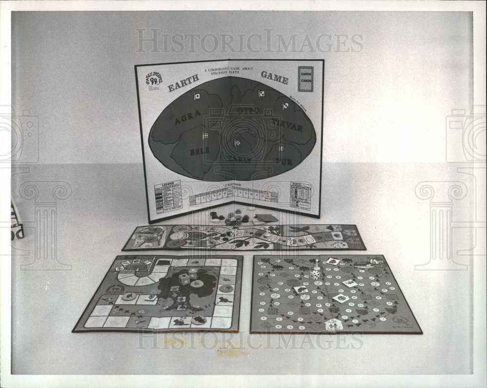 1990 Press Photo board games Earth Game - Historic Images
