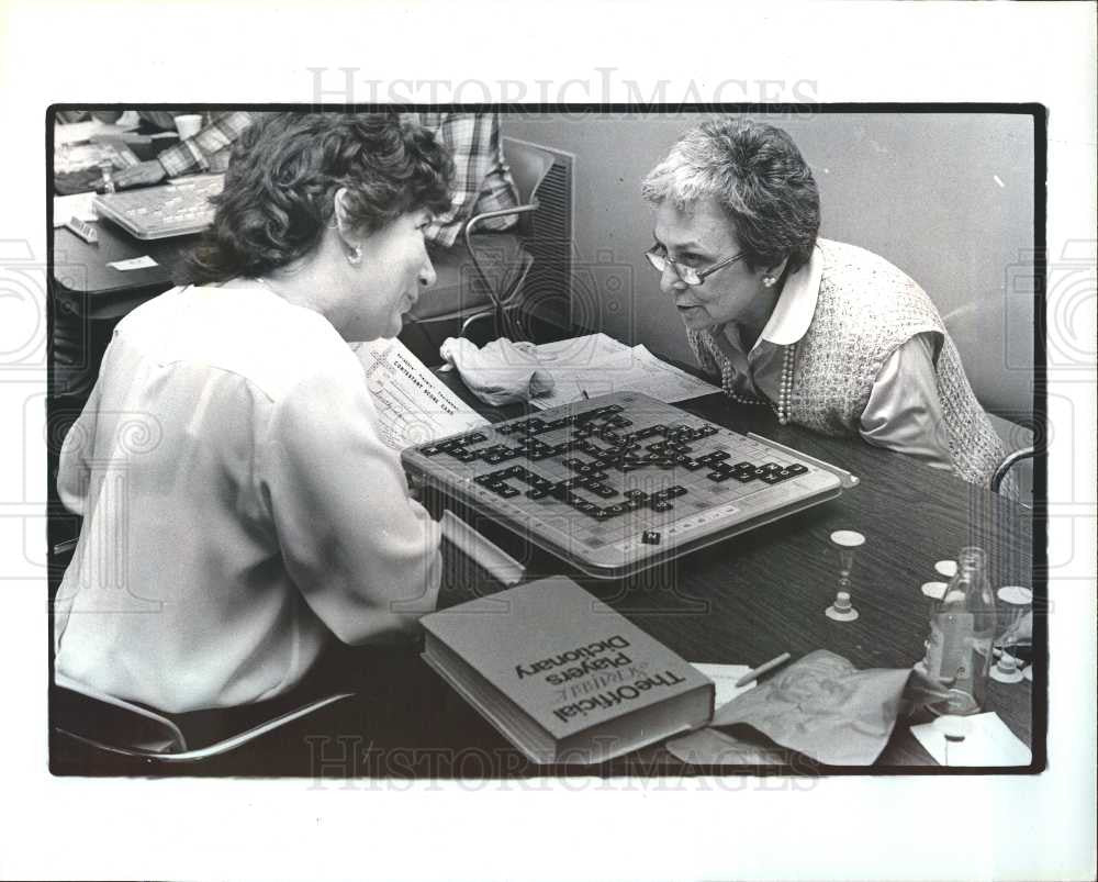1981 Press Photo Claudette Armstrong Dorothy Rizner - Historic Images