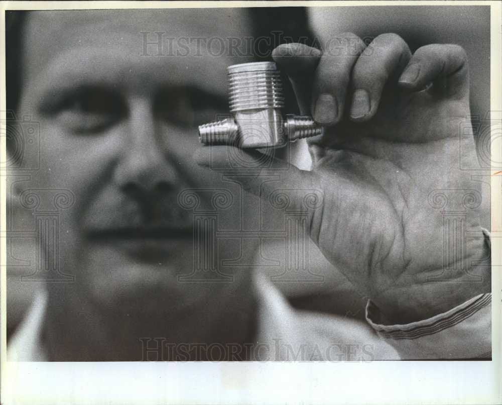 1979 Press Photo Peter Hutchings he gas device - Historic Images
