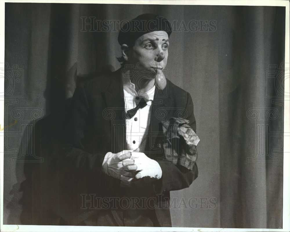 1988 Press Photo Clown - Historic Images