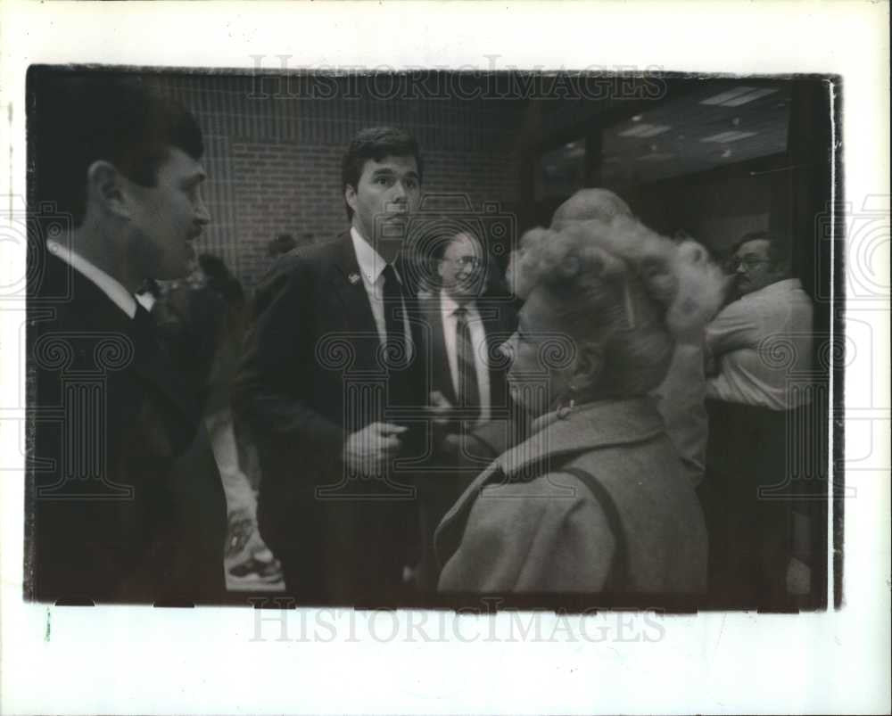 1988 Press Photo Jeb Bush Airport High School Carleton - Historic Images