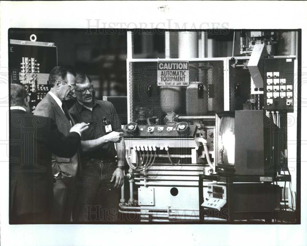 1992 Press Photo Bush visit welder Chuck Kesler - Historic Images