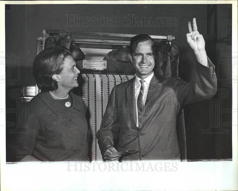 1980 Press Photo George H.W. Bush Barbara Bush voting - Historic Images