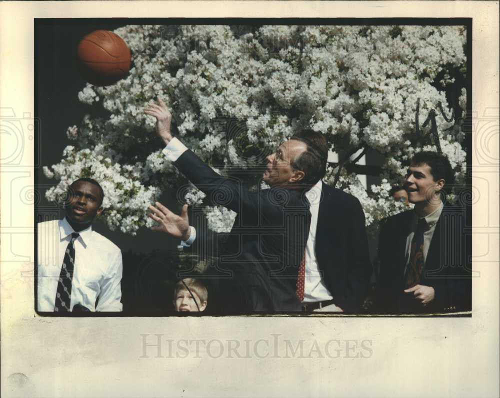 1989 Press Photo President George Bush NCAA Wolverines - Historic Images