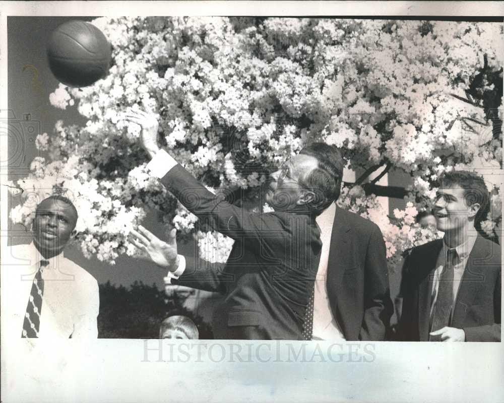 1989 Press Photo RUMEAL ROBINSON, GEORGE BUSH - Historic Images