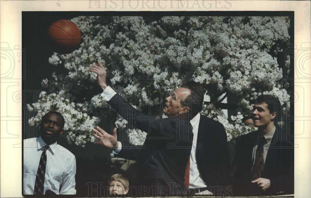 1989 Press Photo George H W Bush basketball - Historic Images