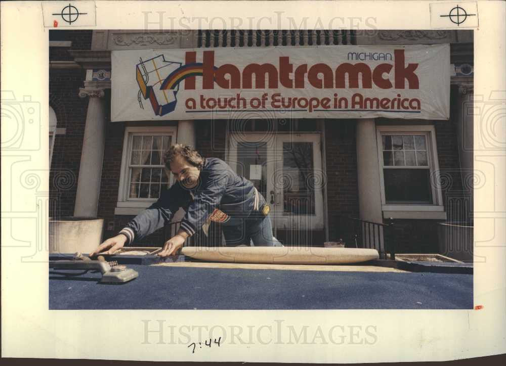 1989 Press Photo Merola George Bush Hamtramck carpet - Historic Images