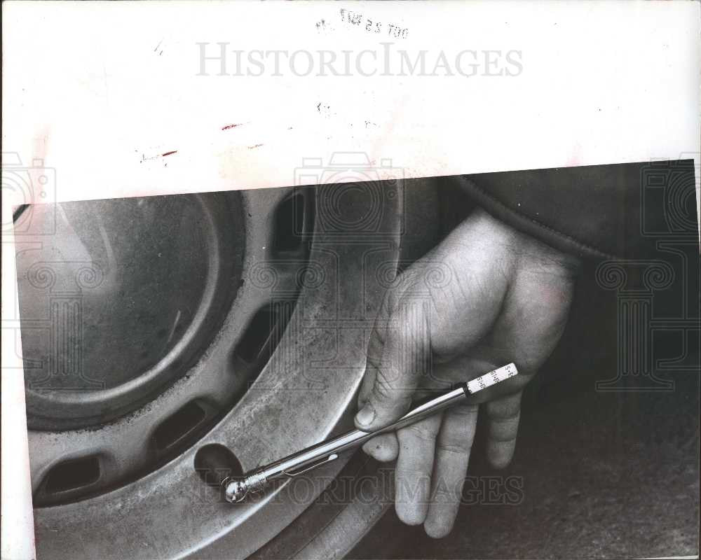 1977 Press Photo hubcab tire hand tire gauge pressure - Historic Images