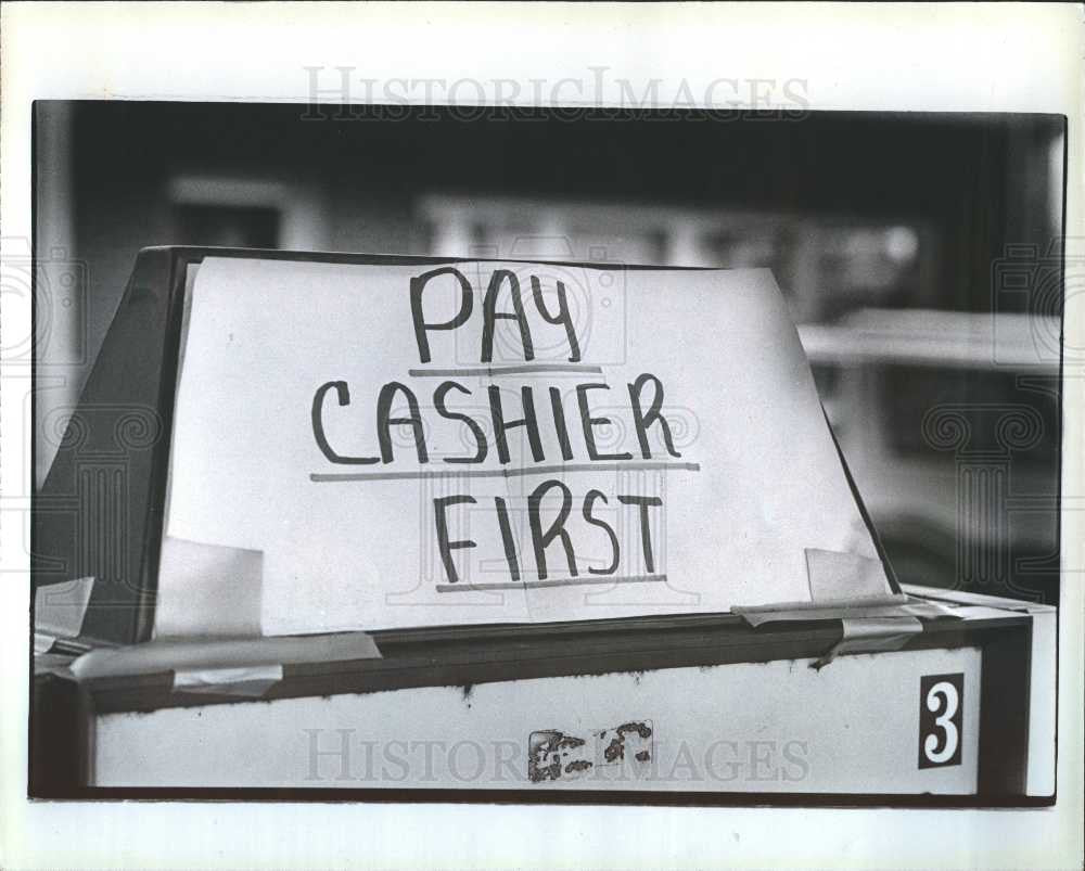 1980 Press Photo Gasoline Station notice pay first - Historic Images