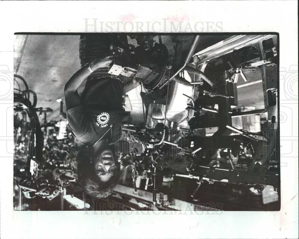 1983 Press Photo Fisher Body Plant Mildred Brown - Historic Images