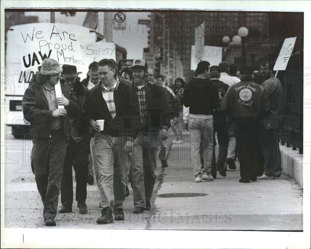 1990 Press Photo GENERAL MOTORS CORP. - Historic Images