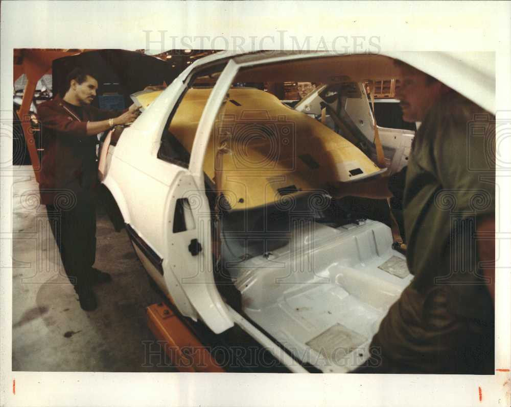 1992 Press Photo General Motors Cadillac assembly plant - Historic Images