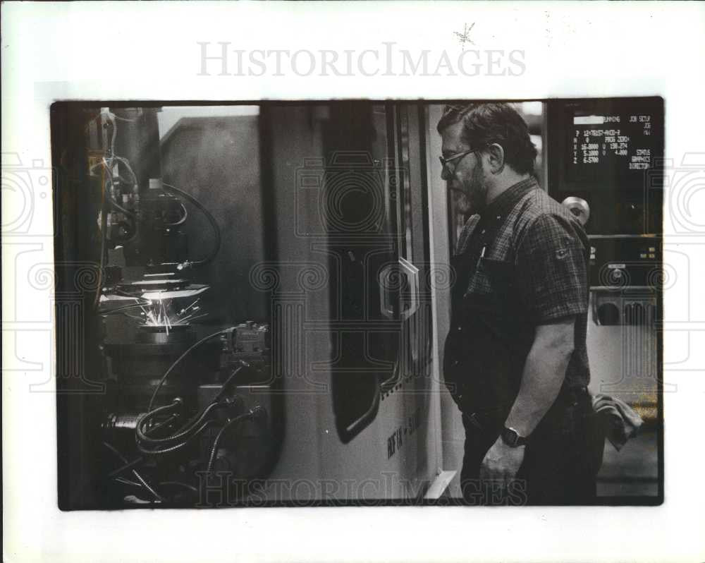 1990 Press Photo Dennis McGregor lazer welder welding - Historic Images