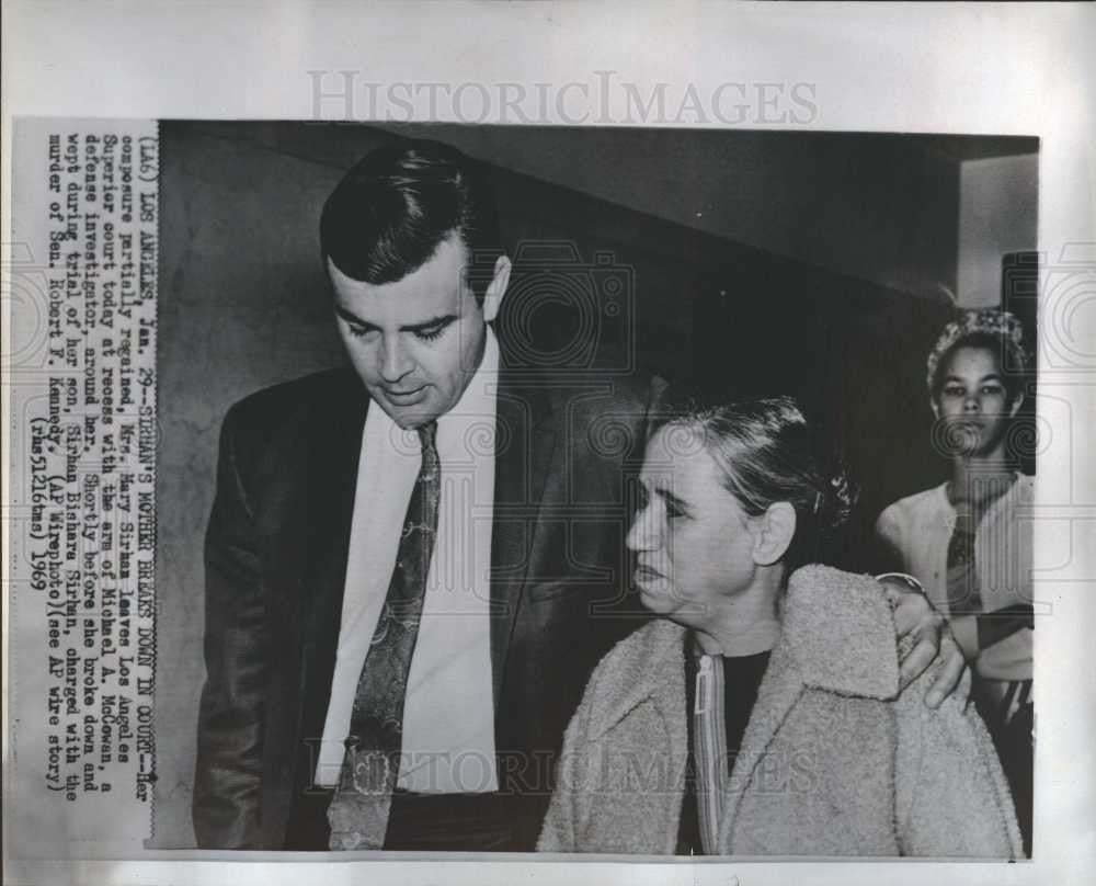 1969 Press Photo Mary Sirhan Michael A. McCowan Trial - Historic Images