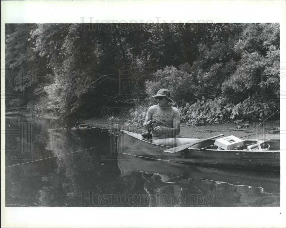 1991 Press Photo Eric Sharp Fishing Canoe Lake Fish - Historic Images