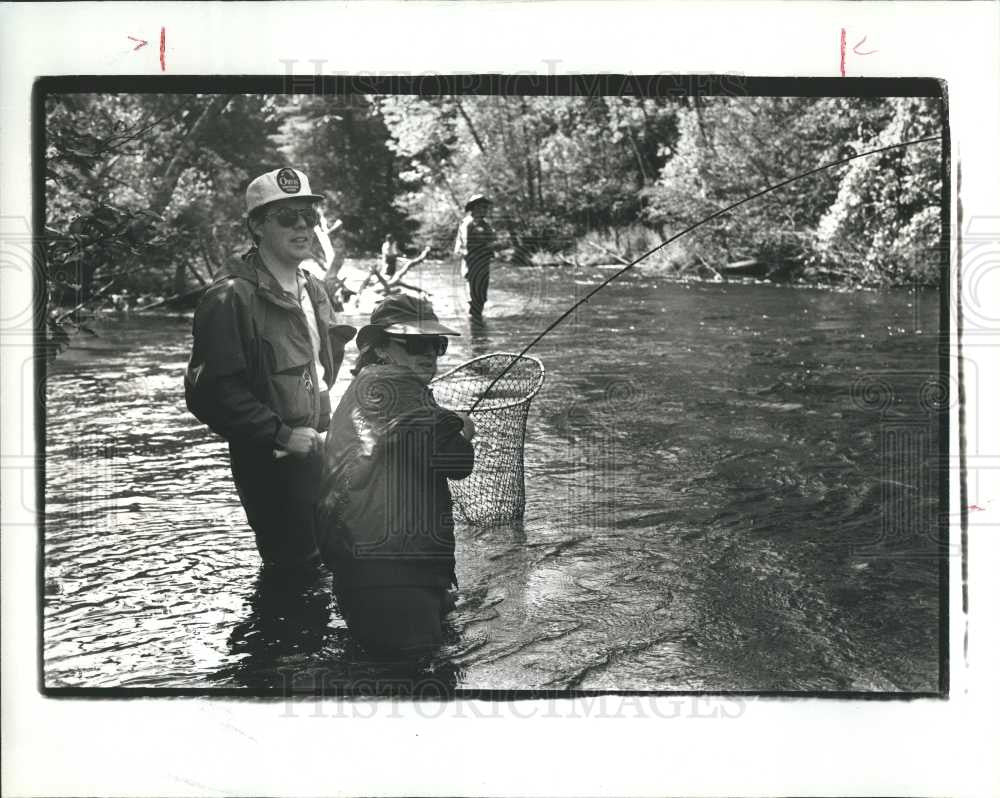 1990 Press Photo Salmon Fishing - Historic Images