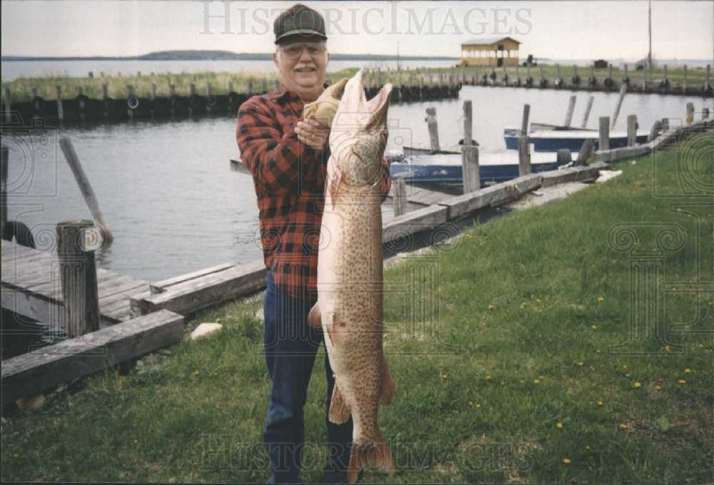 1993 Press Photo Row Rakoczy 44 pounds Muskie - Historic Images