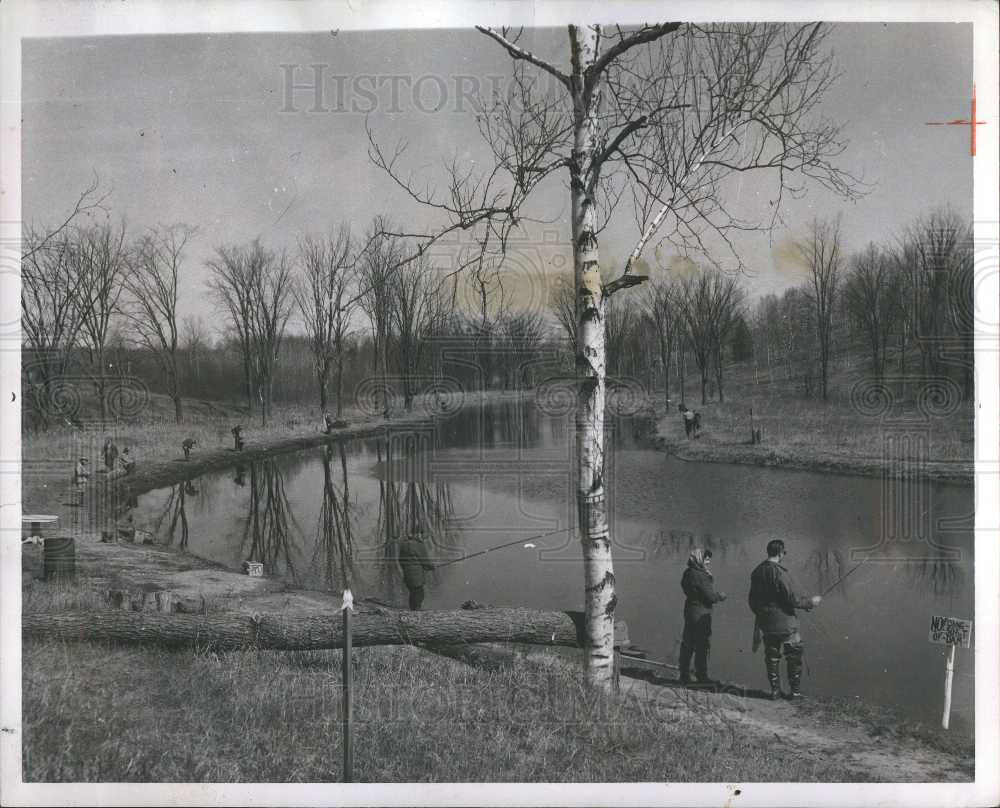 1962 Press Photo Perch Fishing River Fish Sports Spring - Historic Images