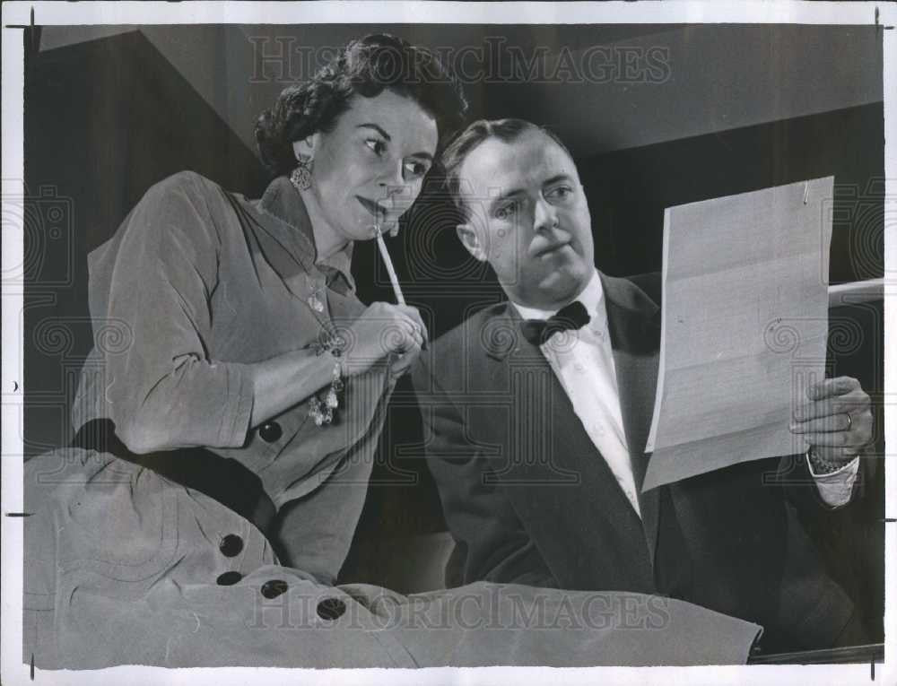 1958 Press Photo John Bracken script account executive - Historic Images