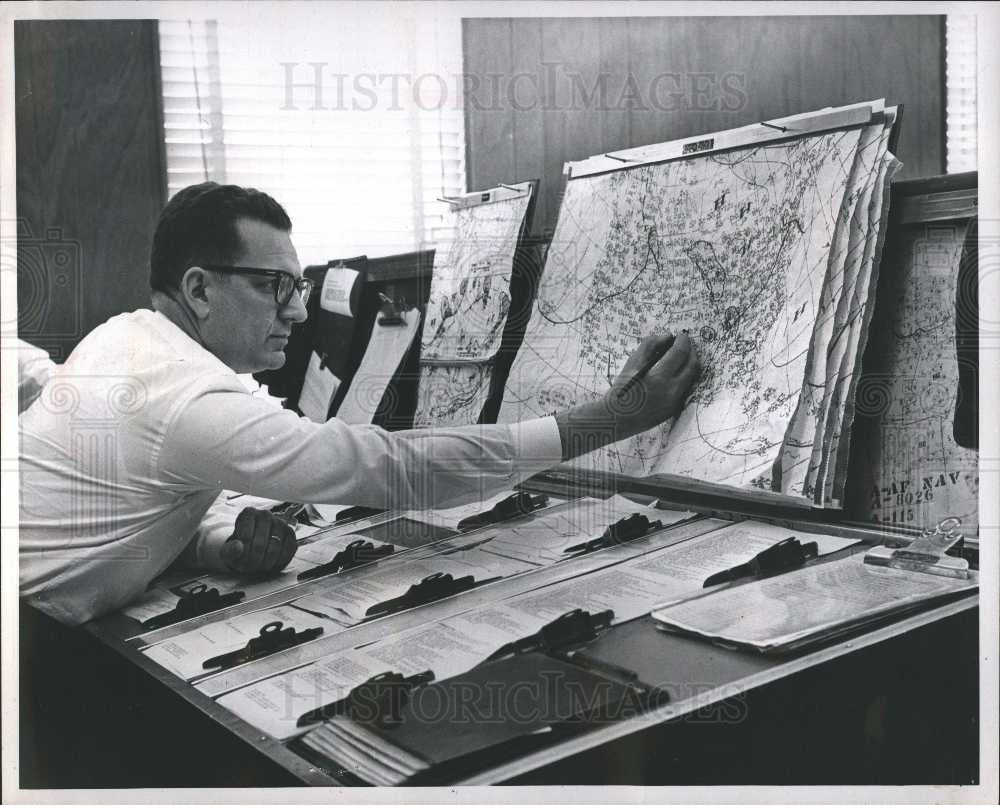 1966 Press Photo weatherman Charles Snider - Historic Images