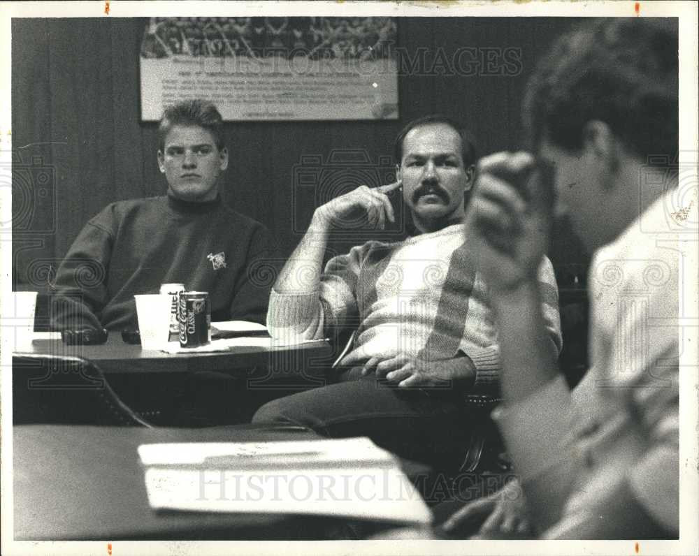 1988 Press Photo Shawn Burr Harold Snepsts hockey class - Historic Images