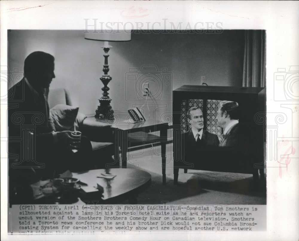 1969 Press Photo Tom Smothers Variety Hour - Historic Images