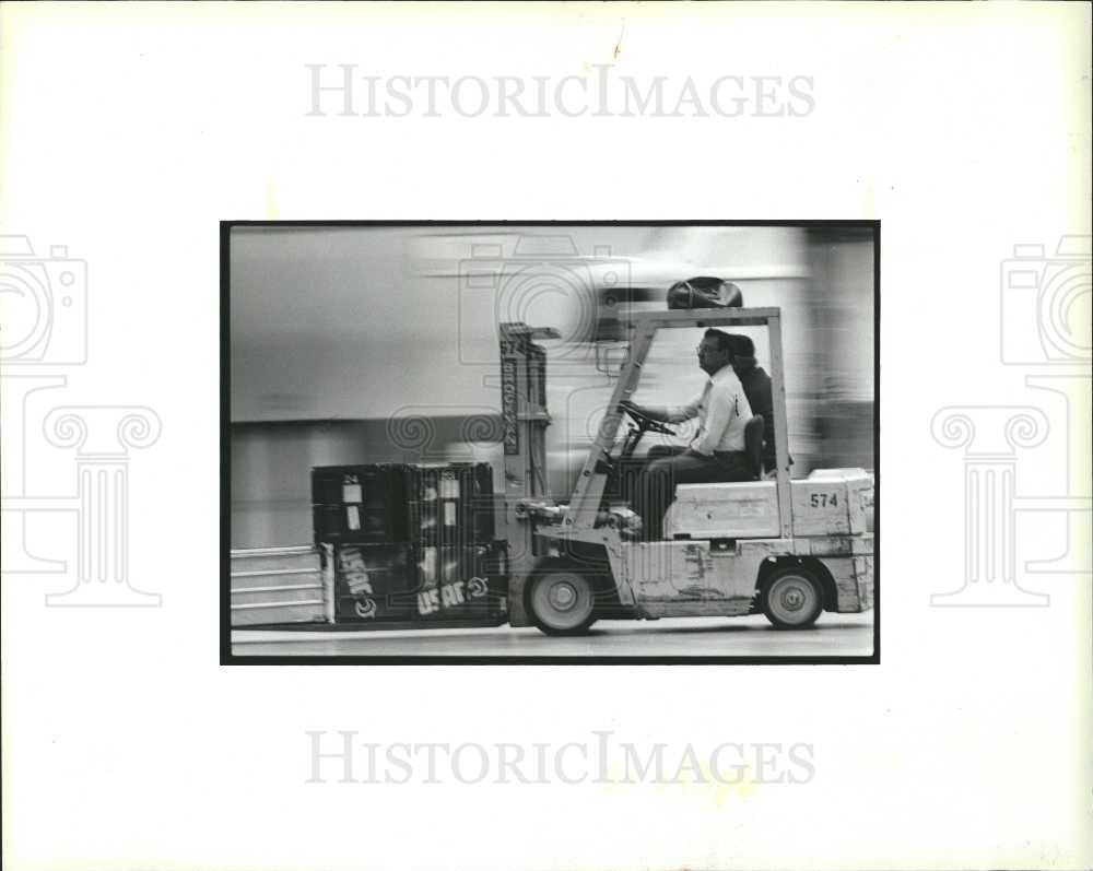 1986 Press Photo forklift races spare parts Cobo Hall - Historic Images