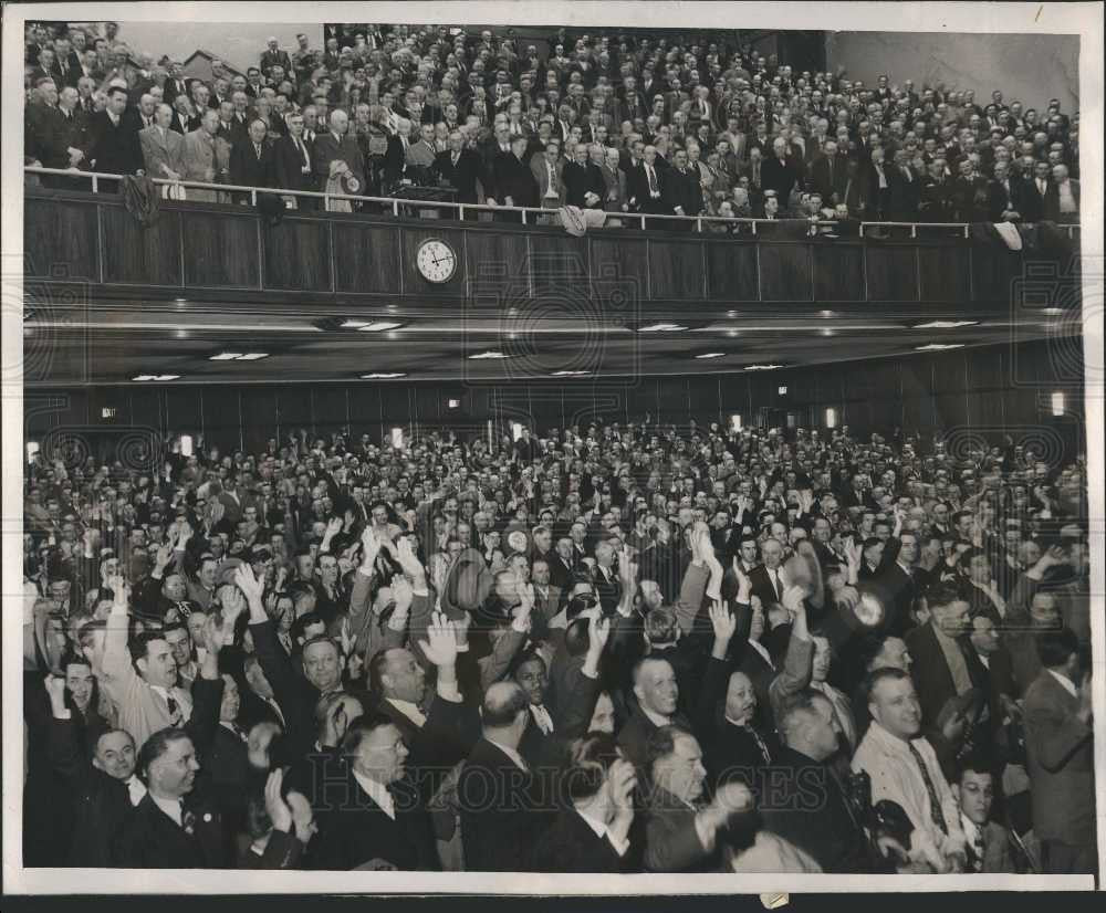 1947 Press Photo Standing vote for strike at Ford Co. - Historic Images