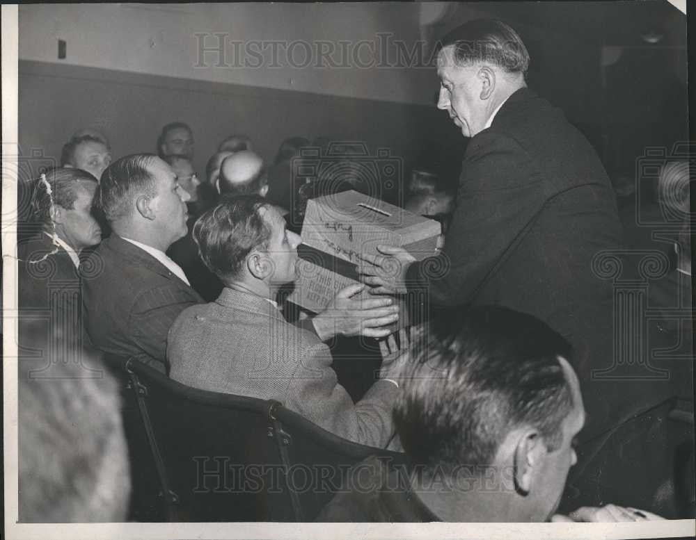 1945 Press Photo John Mc Intoggart - Historic Images