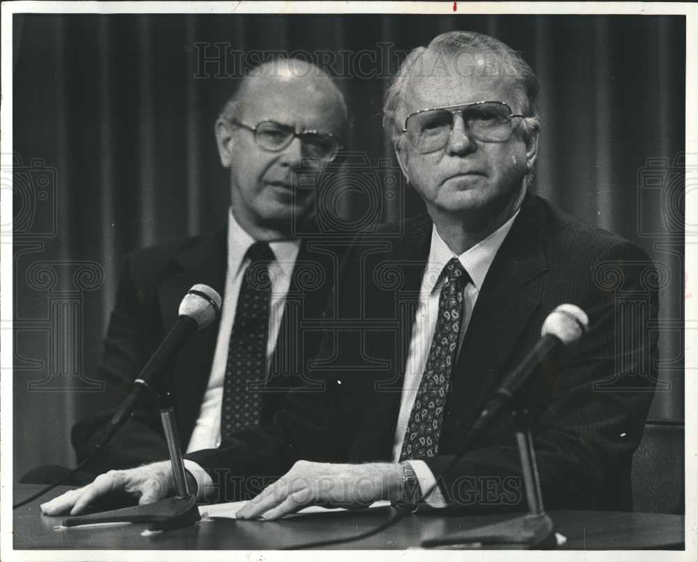1982 Press Photo Roger Smith, Chairman - Historic Images