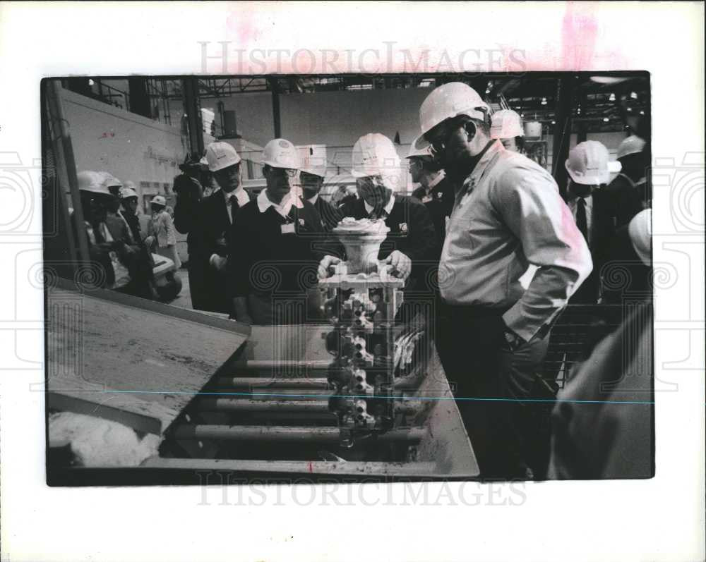 1989 Press Photo GM Chairman makes first trip to saturn - Historic Images