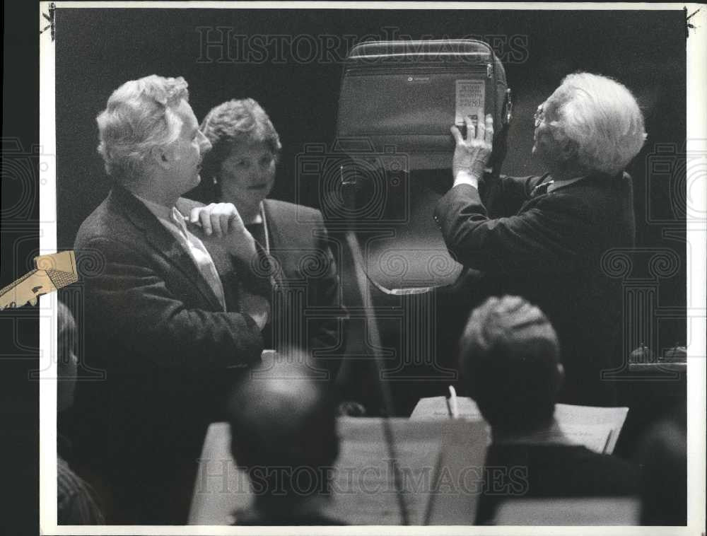 1988 Press Photo Roger Smith Chairman CEO GM - Historic Images