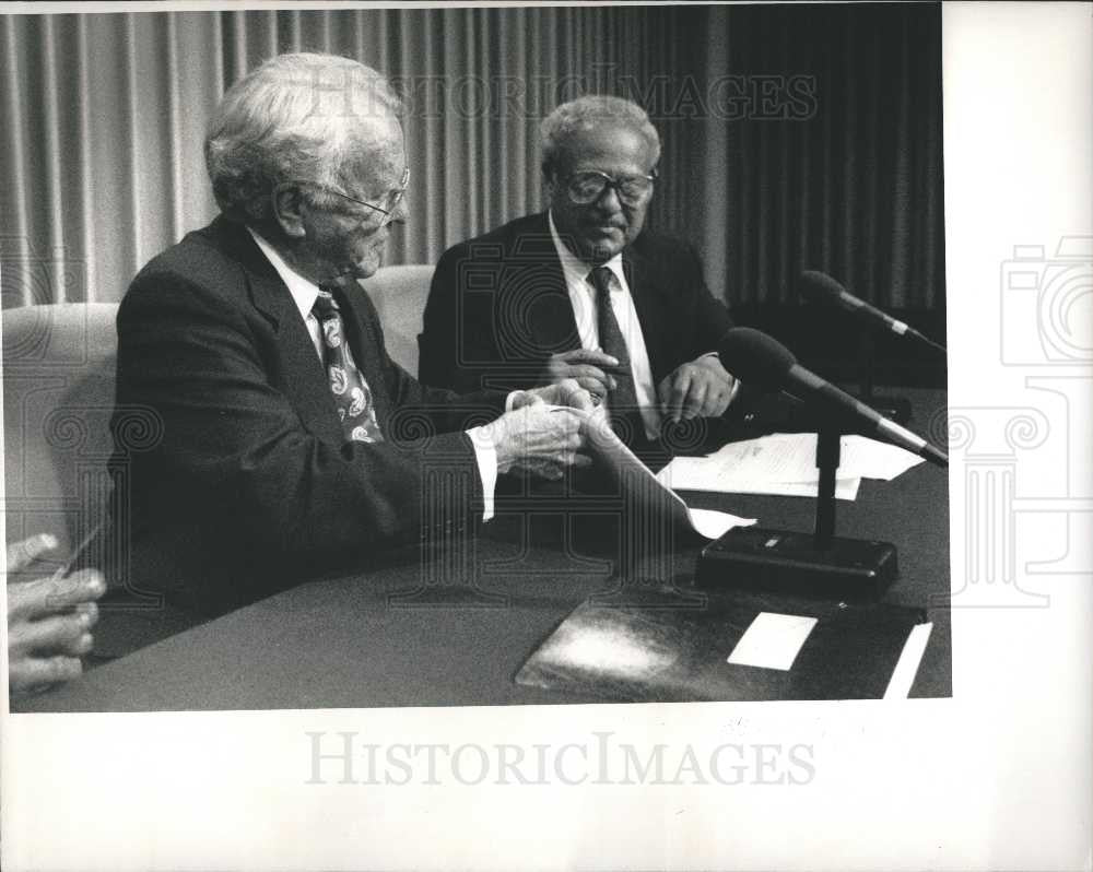 1989 Press Photo Roger Smith &amp; Benjamin Hooks fair share - Historic Images