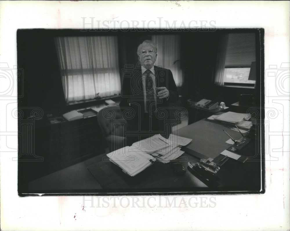 1989 Press Photo annual report sees 100% - Historic Images