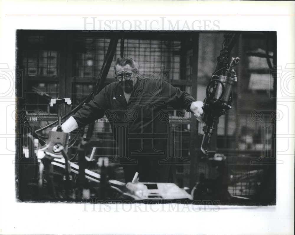 1990 Press Photo Ford Motor Co. Wixom assembly plant - Historic Images