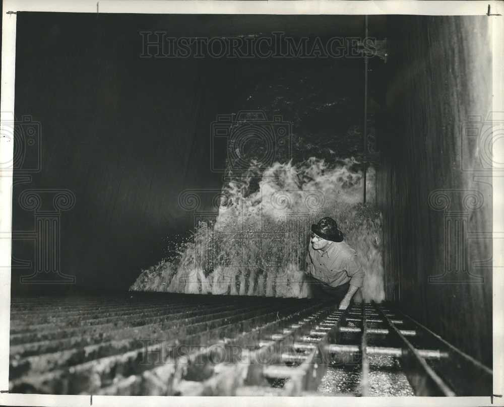 1946 Press Photo Jack Nutten Ford Motor Co.Water Supply - Historic Images