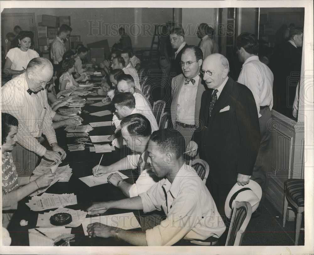 1948 Press Photo Ford Motor Co. votes Ballot Council - Historic Images