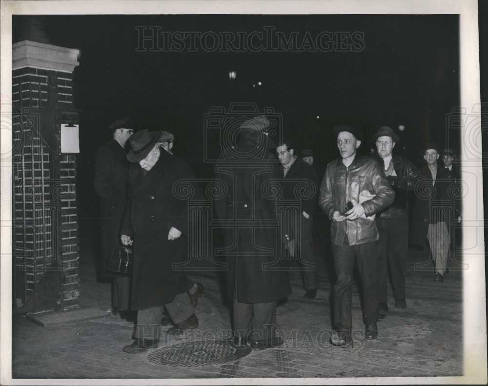 1946 Press Photo Canadian Ford Workers Return Strike - Historic Images