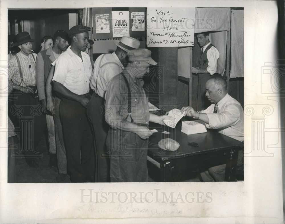 1947 Press Photo UAW pension vote Ford River Rouge - Historic Images
