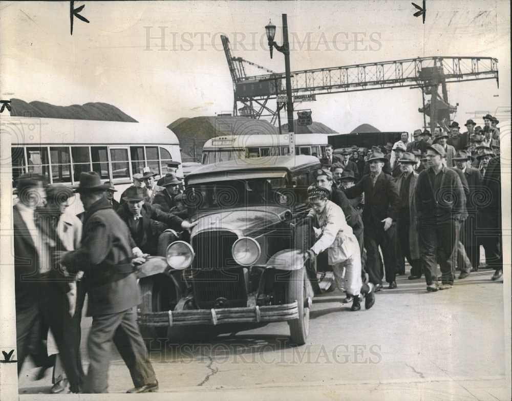 1945 Press Photo Ford Motor Canada UAW CIO Windsor - Historic Images