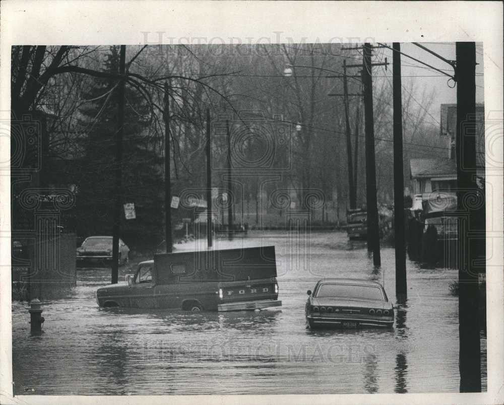 1972 Press Photo Cars detroit&#39;s Harbor floods - Historic Images