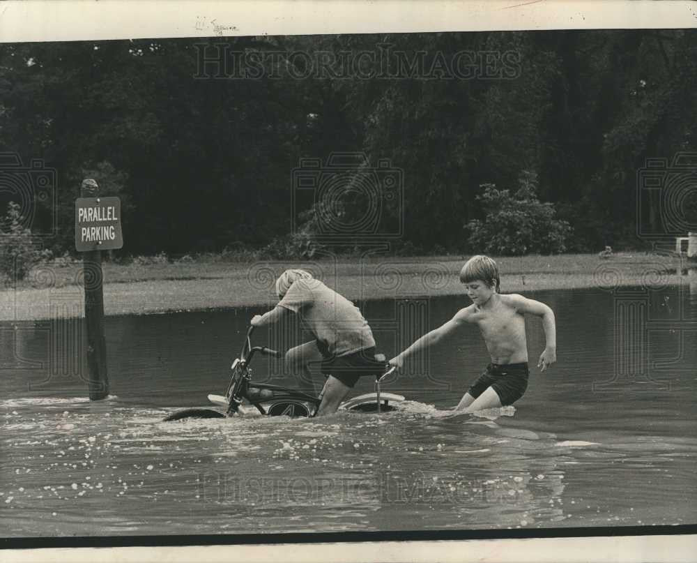 1975 Press Photo Dearborn Heights  flood Hines Drive - Historic Images